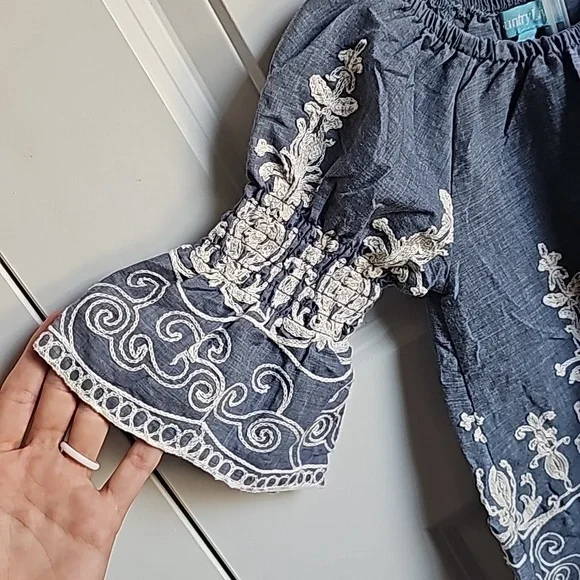 Embroidered Shirt With Flare Sleeves in Kids Size 2t EUC - Picture 4 of 6